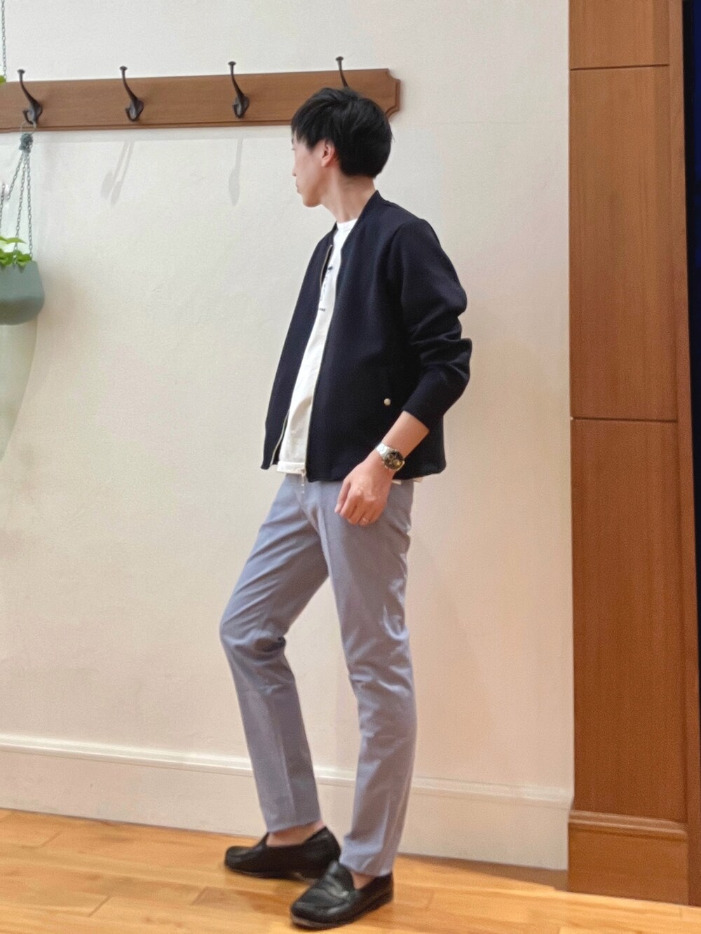ブルー系のブルゾン、ブルー系のその他パンツ、ホワイト系のTシャツ/カットソーを着用したメンズの春コーディネートの3枚目の写真