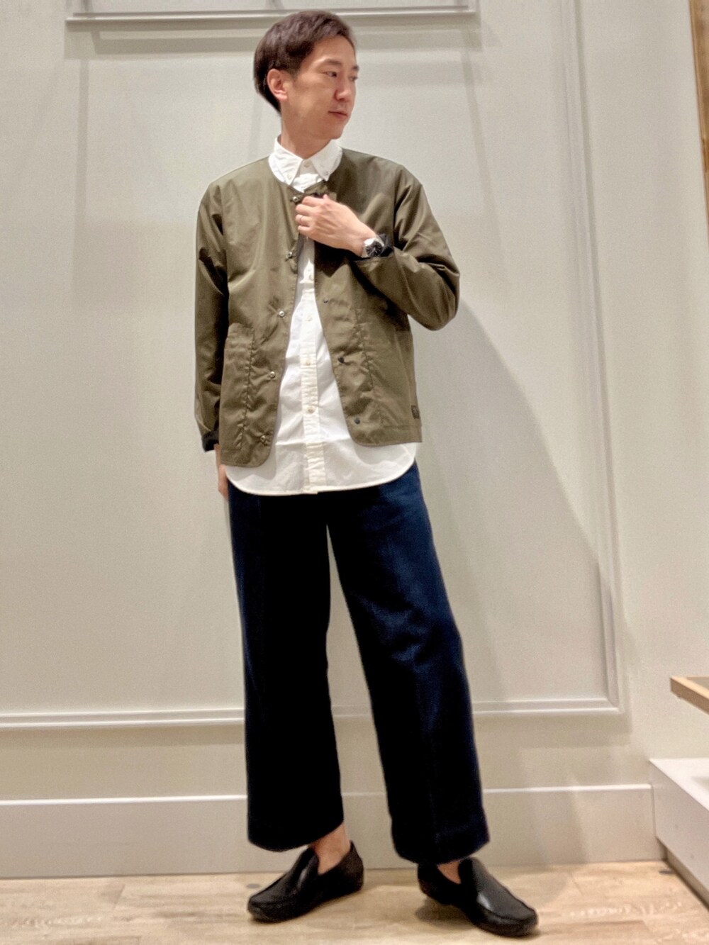 ブラック系のシャツ/ブラウス、ホワイト系のシャツ/ブラウスを着用したメンズの冬コーディネートの2枚目の写真