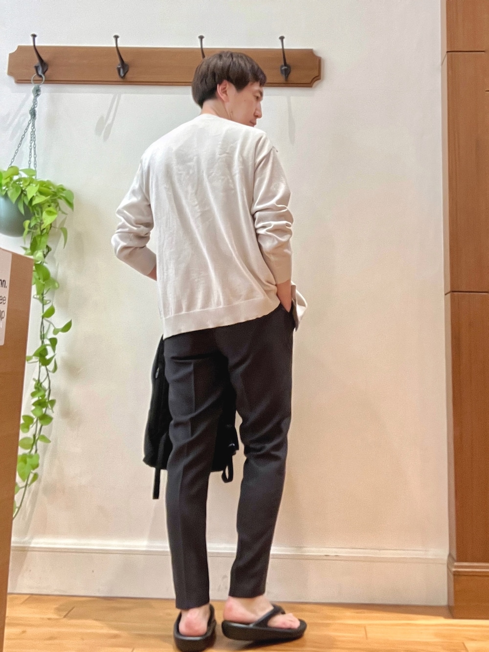 ホワイト系のTシャツ/カットソー、ベージュ系のカーディガン/ボレロ、グレー系のその他パンツを着用したメンズの春コーディネートの4枚目の写真