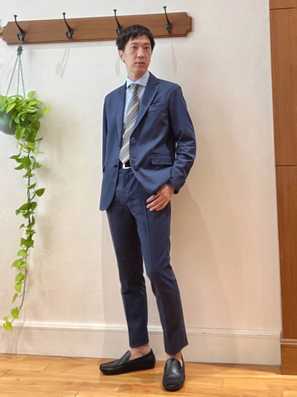 ブルー系のその他パンツ、ブルー系のシャツ/ブラウス、ベージュ系のネクタイを着用したメンズの秋コーディネートの2枚目の写真