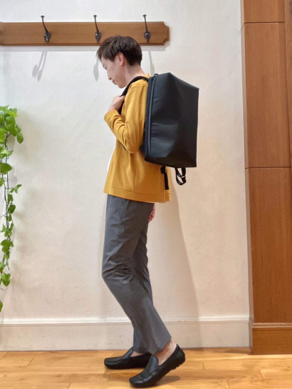 イエロー系のカーディガン/ボレロ、ホワイト系のTシャツ/カットソー、グレー系のその他パンツを着用したメンズの夏コーディネートの4枚目の写真