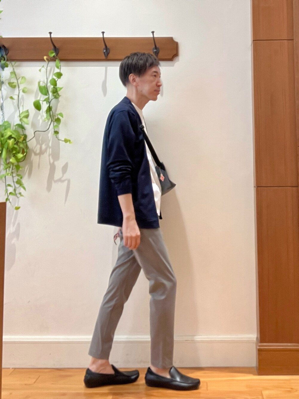 グレー系のその他パンツ、ホワイト系のTシャツ/カットソー、ブルー系のショルダーバッグを着用したメンズの秋コーディネートの6枚目の写真