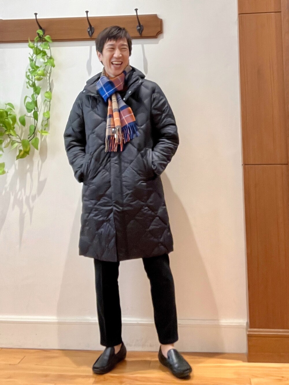 ブラック系のダウンジャケット/コート、グレー系のニット/セーター、ブラック系のその他パンツを着用したメンズの秋コーディネートの7枚目の写真