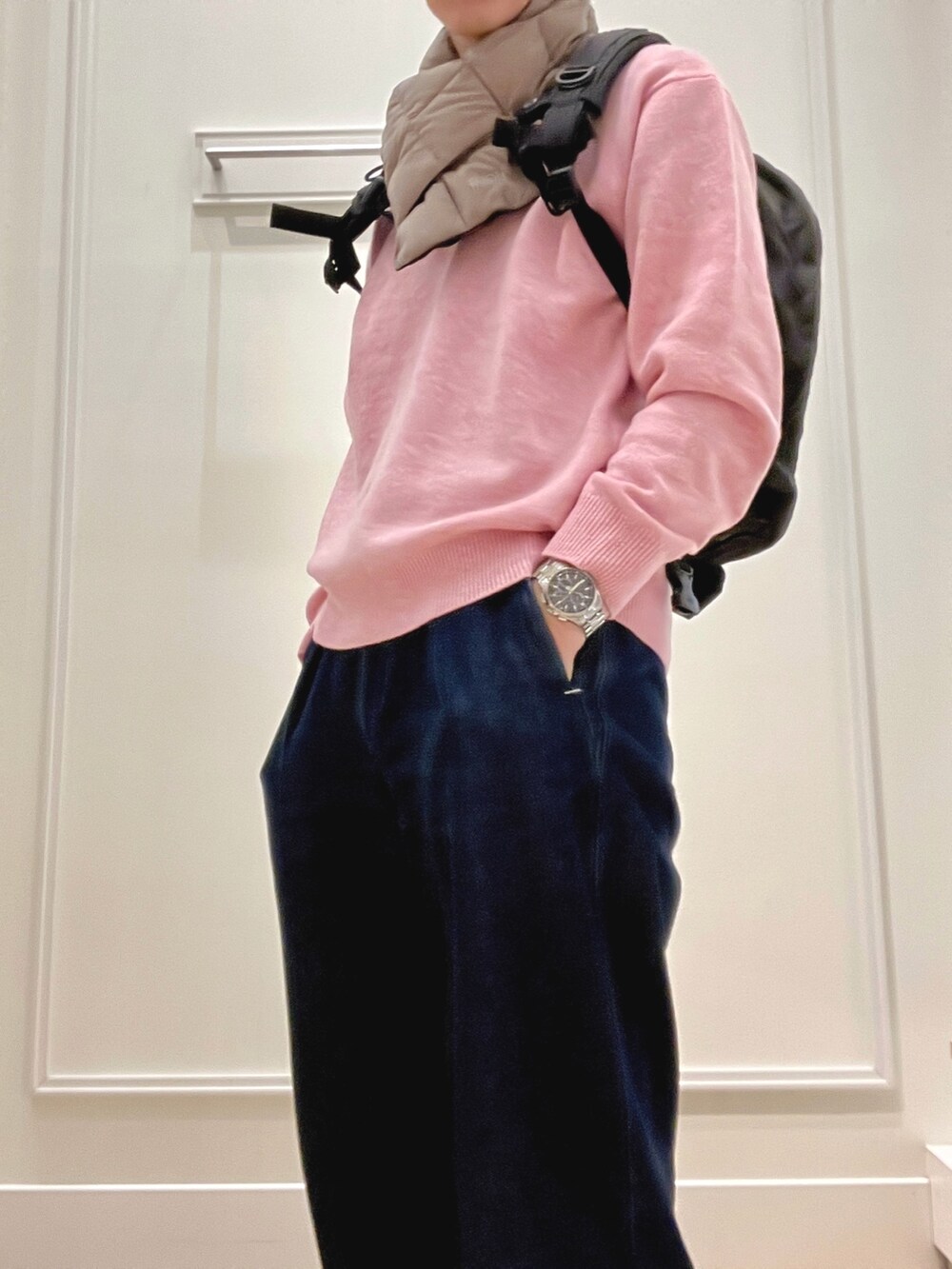 ピンク系のニット/セーター、ブラック系のバックパック/リュック、グリーン系のマフラーを着用したメンズの冬コーディネートの7枚目の写真