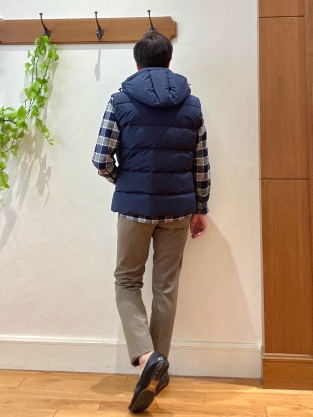 ブルー系のダウンベスト、ブルー系のシャツ/ブラウス、ブラウン系のその他パンツを着用したメンズの冬コーディネートの5枚目の写真