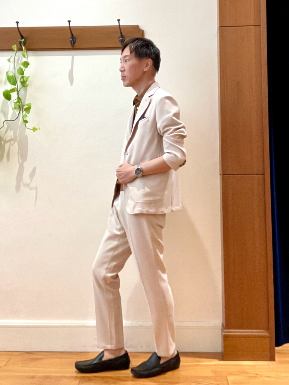 ベージュ系のその他パンツ、イエロー系のポロシャツ、ベージュ系のテーラードジャケットを着用したメンズの夏コーディネートの3枚目の写真