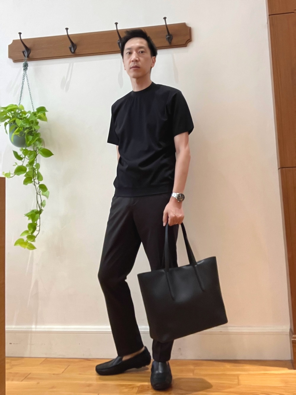 ブラウン系のその他パンツ、ブラック系のTシャツ/カットソー、ブラック系のトートバッグを着用したメンズの夏コーディネートの3枚目の写真