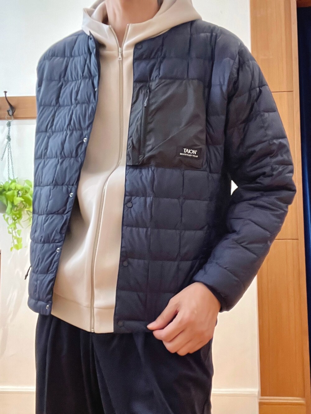 ベージュ系のパーカー、ブルー系のダウンジャケット/コート、ブルー系のその他パンツを着用したメンズの秋コーディネートの8枚目の写真