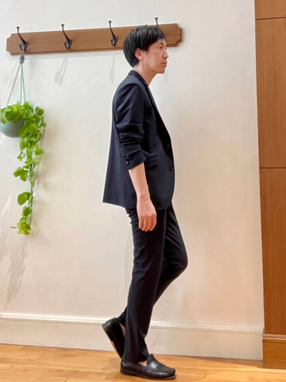 ブルー系のテーラードジャケット、ブルー系のその他パンツ、ブラウン系のポロシャツを着用したメンズの春コーディネートの6枚目の写真