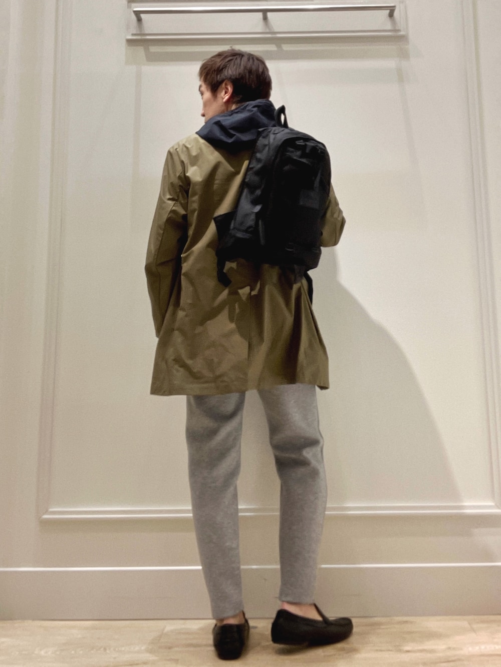 ブラック系のバックパック/リュック、グレー系のその他パンツ、ホワイト系のTシャツ/カットソーを着用したメンズの冬コーディネートの4枚目の写真