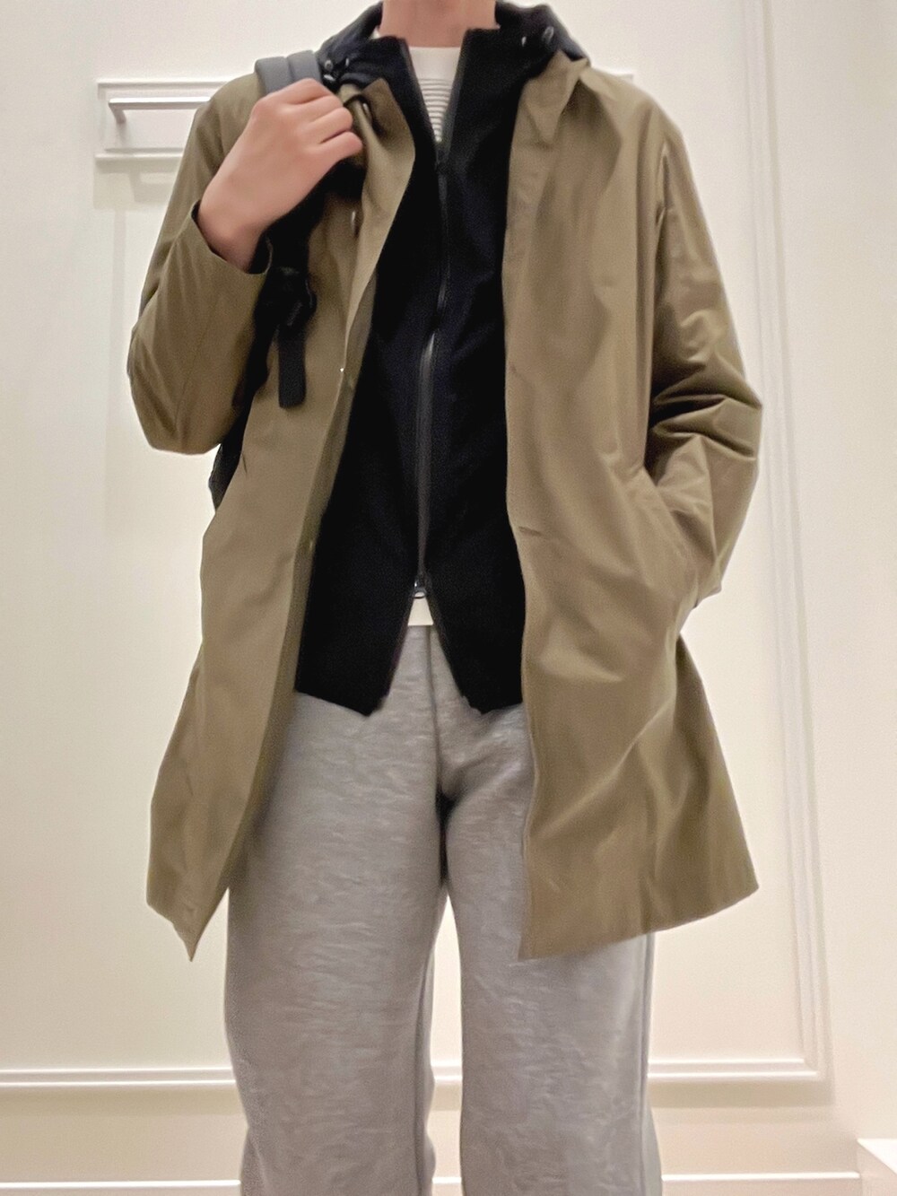 ブラック系のバックパック/リュック、グレー系のその他パンツ、ホワイト系のTシャツ/カットソーを着用したメンズの冬コーディネートの8枚目の写真