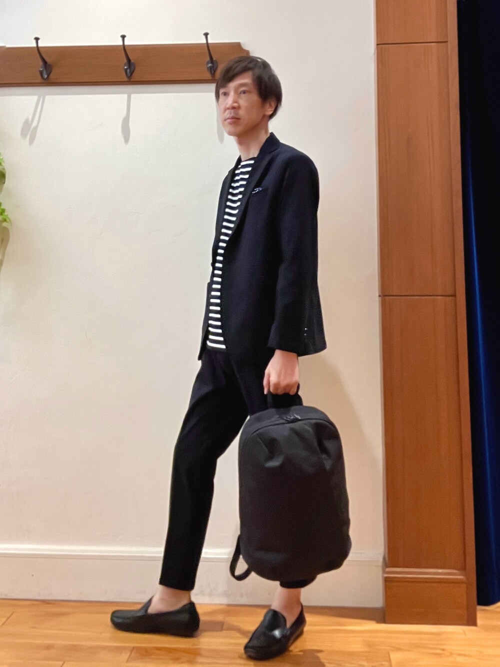 ブラック系のテーラードジャケット、ブラック系のその他パンツ、ブラック系のTシャツ/カットソーを着用したメンズの秋コーディネートの3枚目の写真