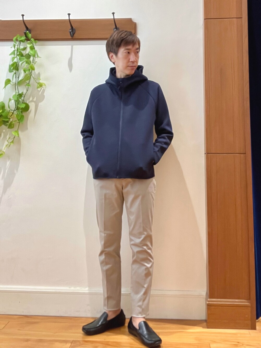 ベージュ系のシャツ/ブラウス、ブルー系のパーカー、グレー系のチノパンツを着用したメンズの秋コーディネートの7枚目の写真