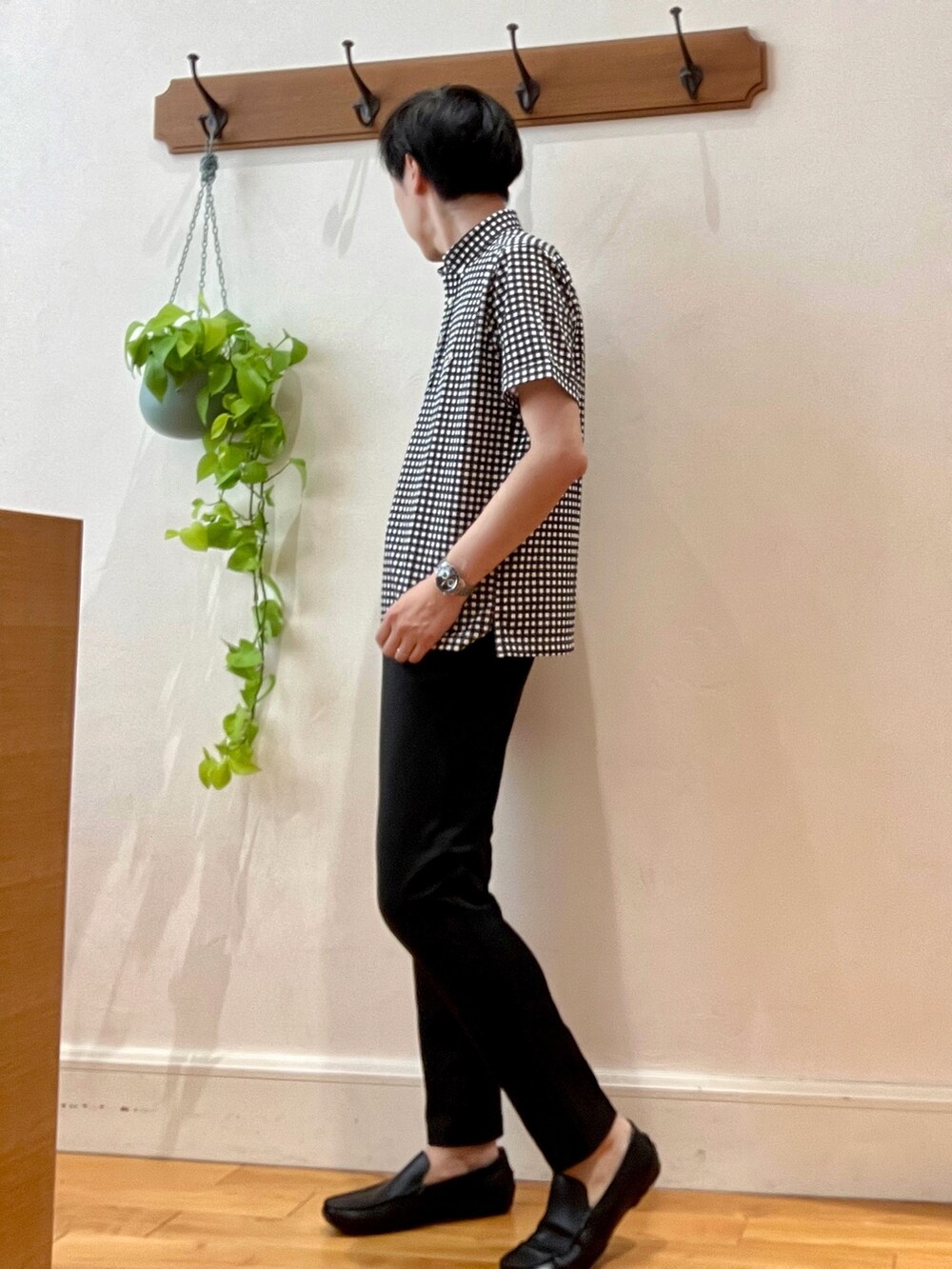 ブラック系のその他パンツ、ブラック系のポロシャツを着用したメンズの夏コーディネートの3枚目の写真