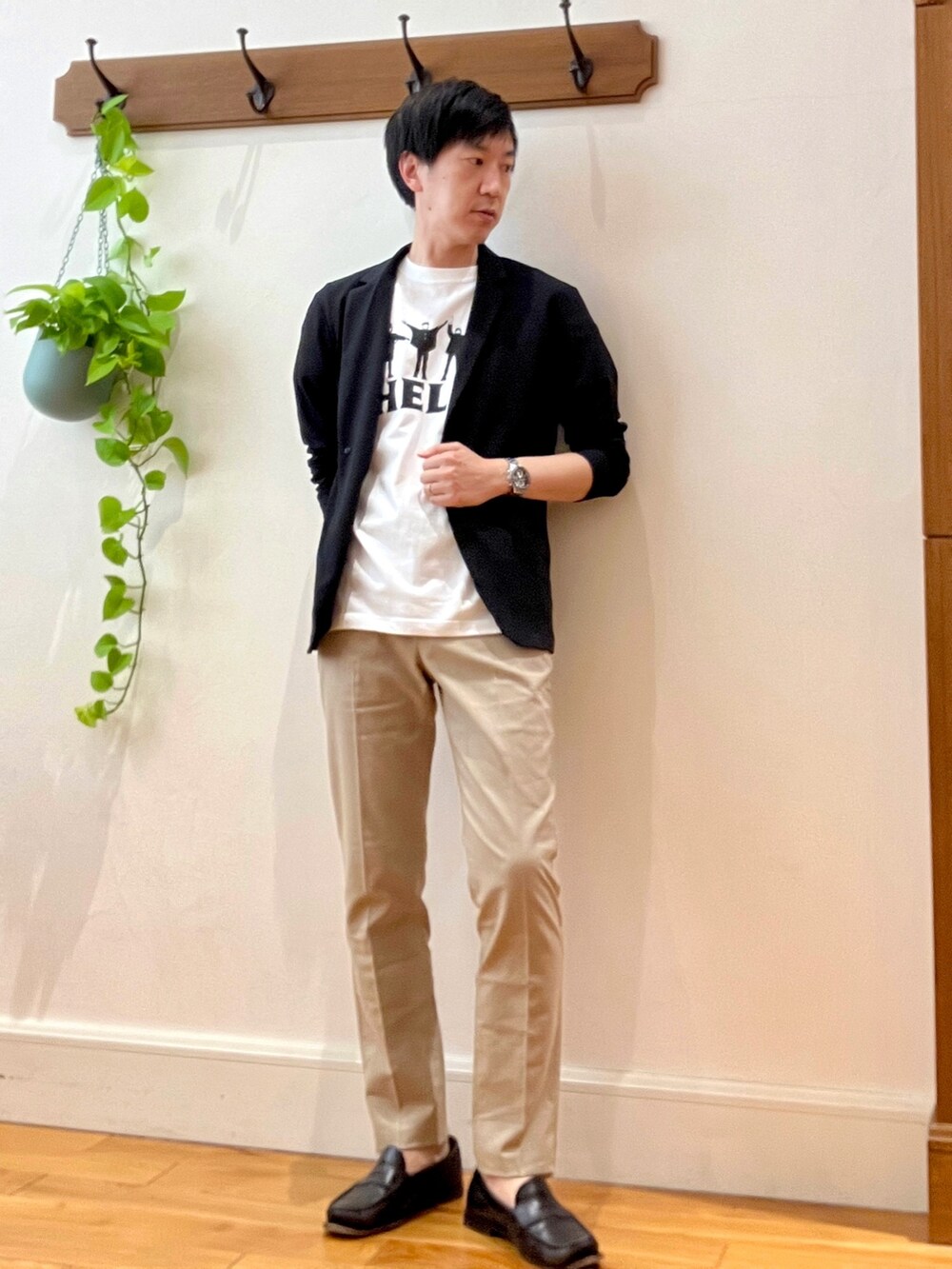 グレー系のカーディガン/ボレロ、ホワイト系のTシャツ/カットソー、ベージュ系のその他パンツを着用したメンズの春コーディネートの6枚目の写真