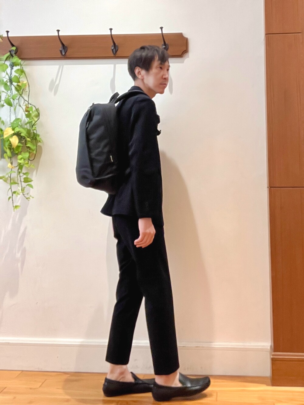 ブラック系のテーラードジャケット、ブラック系のその他パンツ、ブラック系のTシャツ/カットソーを着用したメンズの秋コーディネートの7枚目の写真
