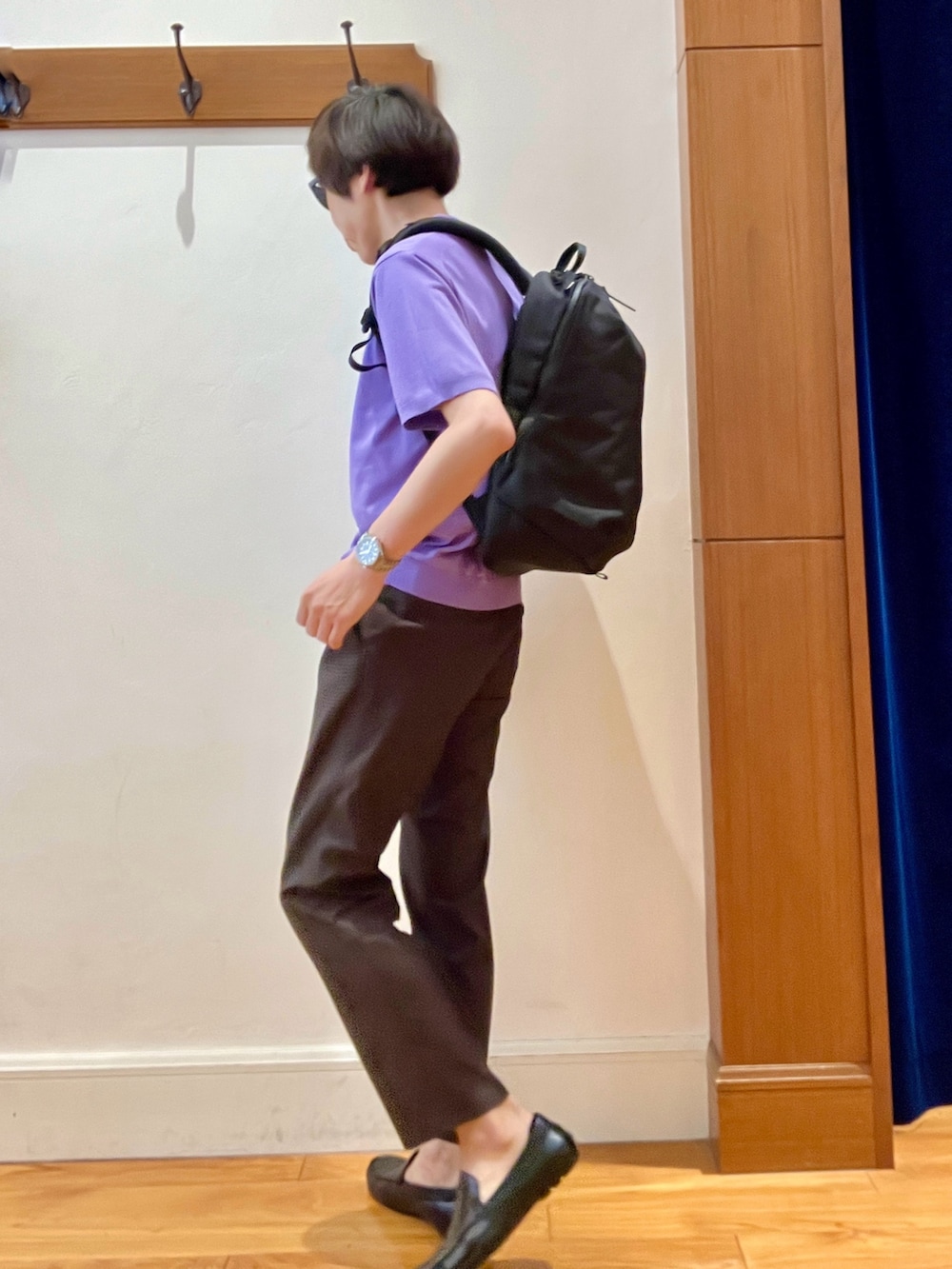パープル系のポロシャツ、ホワイト系のTシャツ/カットソー、ブラウン系のその他パンツを着用したメンズの夏コーディネートの5枚目の写真