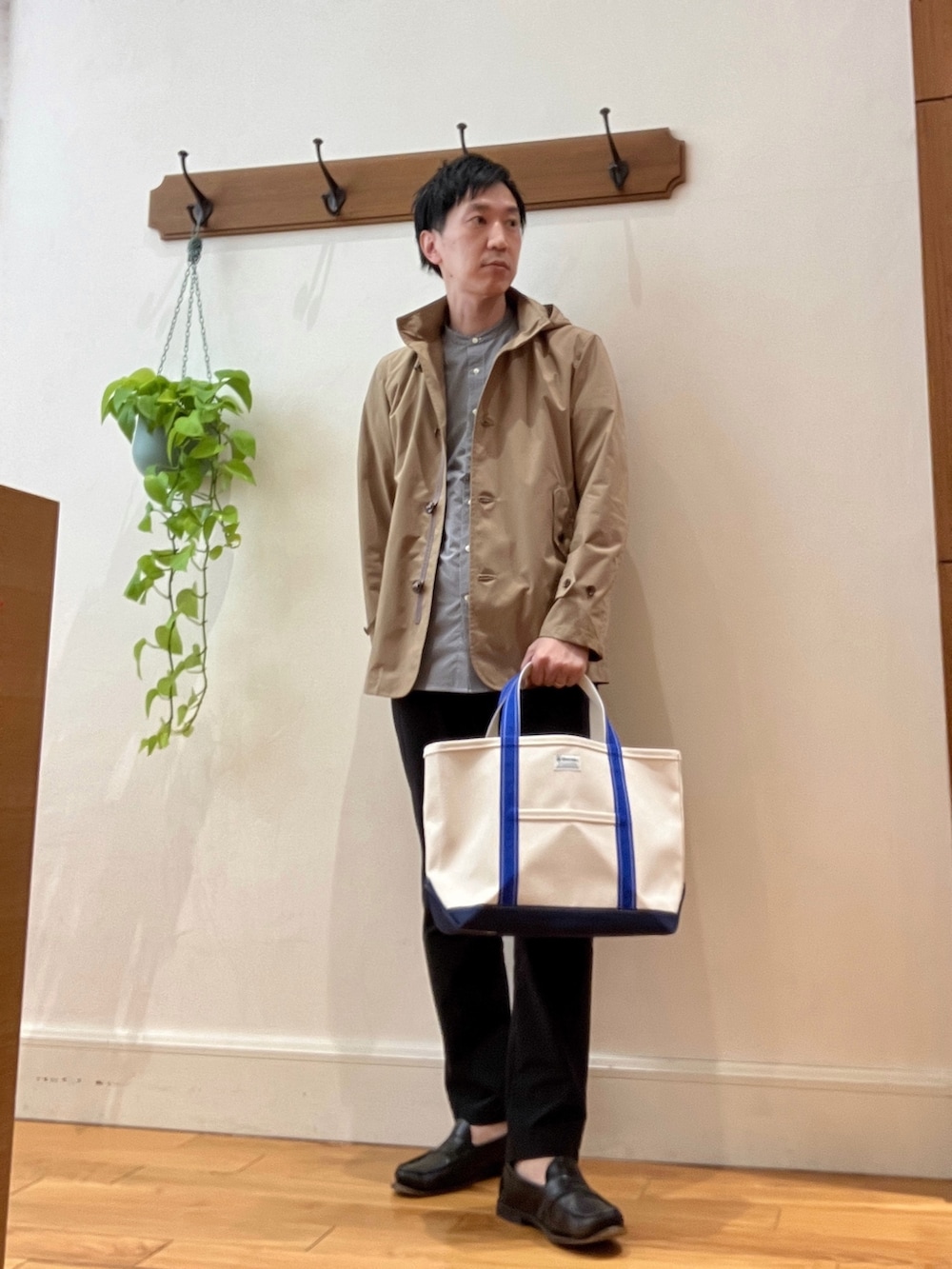 ベージュ系のブルゾン、ホワイト系のトートバッグ、ブラック系のシャツ/ブラウスを着用したメンズの春コーディネートの6枚目の写真