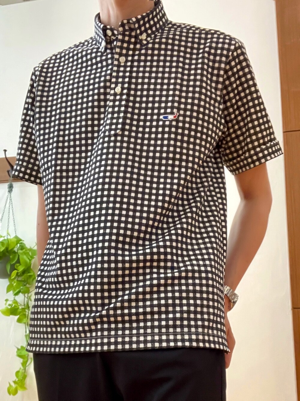 ブラック系のその他パンツ、ブラック系のポロシャツを着用したメンズの夏コーディネートの7枚目の写真