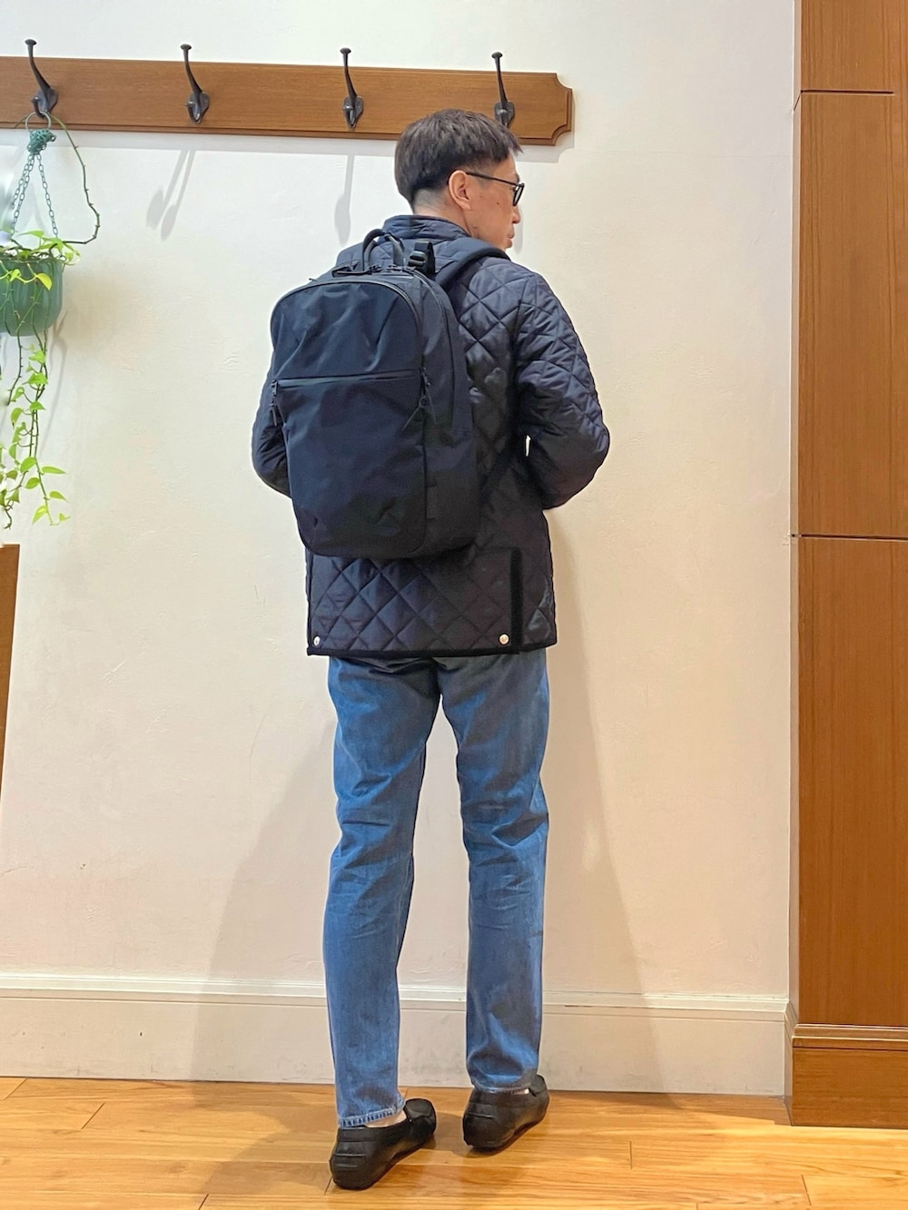 グレー系のシャツ/ブラウス、ブルー系のブルゾン、ブラック系のバックパック/リュックを着用したメンズの秋コーディネートの6枚目の写真