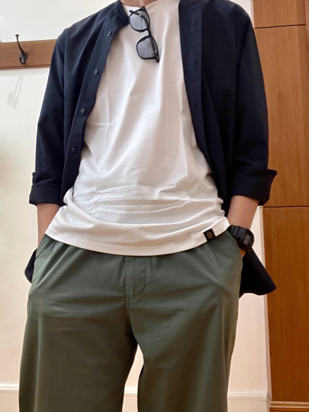 ホワイト系のTシャツ/カットソー、ブルー系のシャツ/ブラウス、ブラック系のサングラスを着用したメンズの夏コーディネートの8枚目の写真