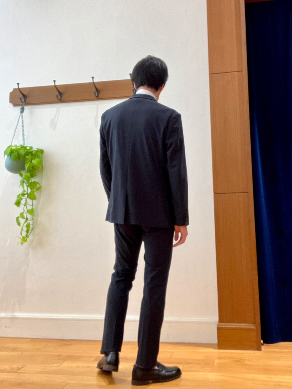 ブラック系のローファー、ブルー系のその他パンツ、ブルー系のネクタイを着用したメンズの冬コーディネートの5枚目の写真