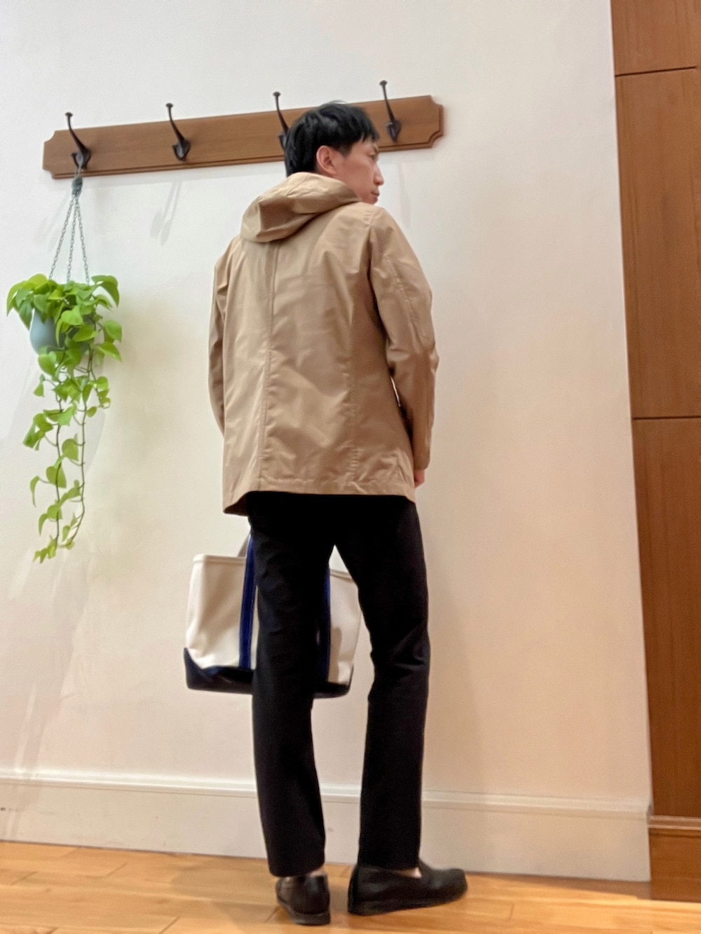 ベージュ系のブルゾン、ホワイト系のトートバッグ、ブラック系のシャツ/ブラウスを着用したメンズの春コーディネートの4枚目の写真