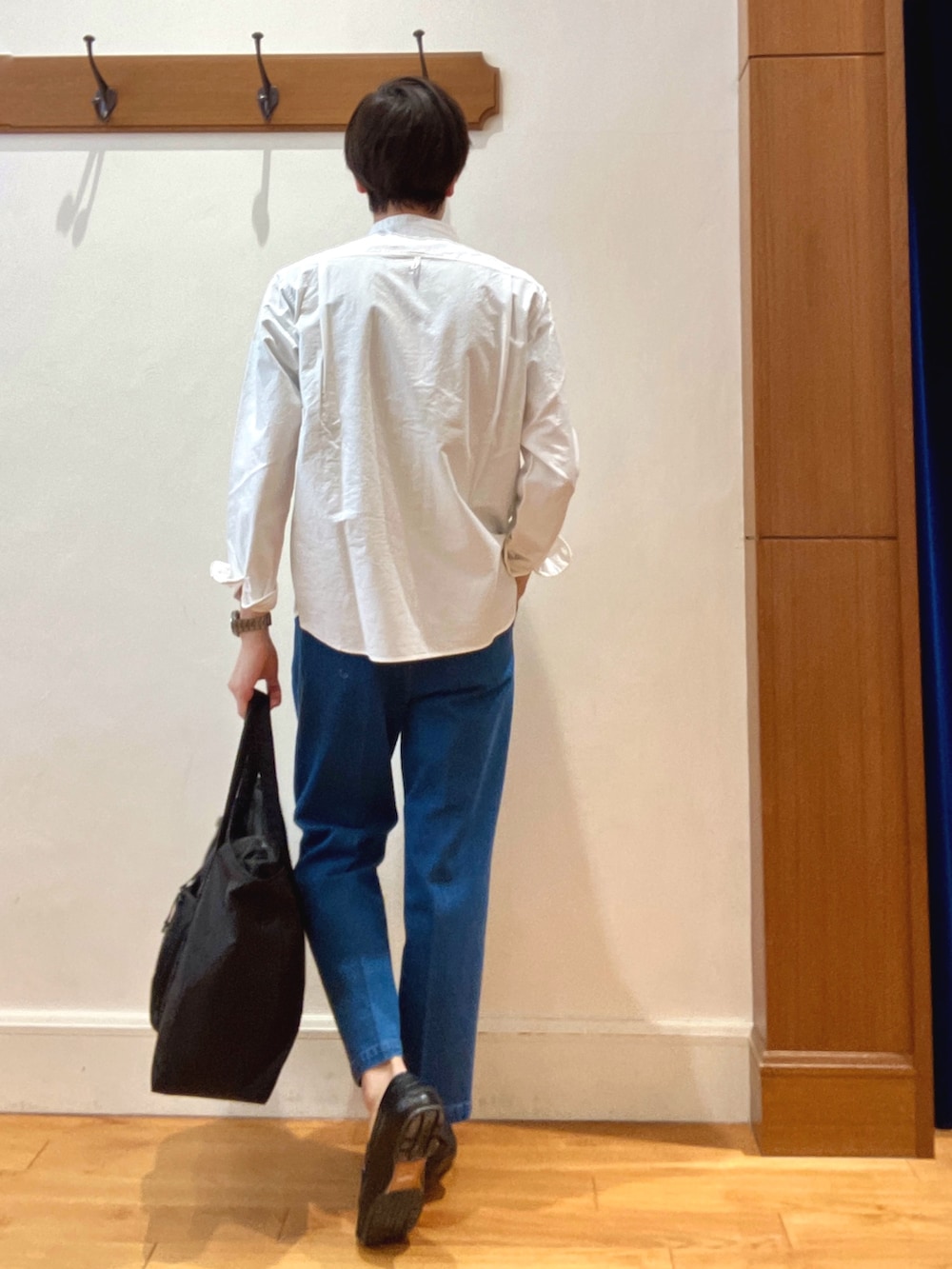 ベージュ系のブルゾン、ホワイト系のシャツ/ブラウス、ブルー系のデニムパンツを着用したメンズの春コーディネートの8枚目の写真