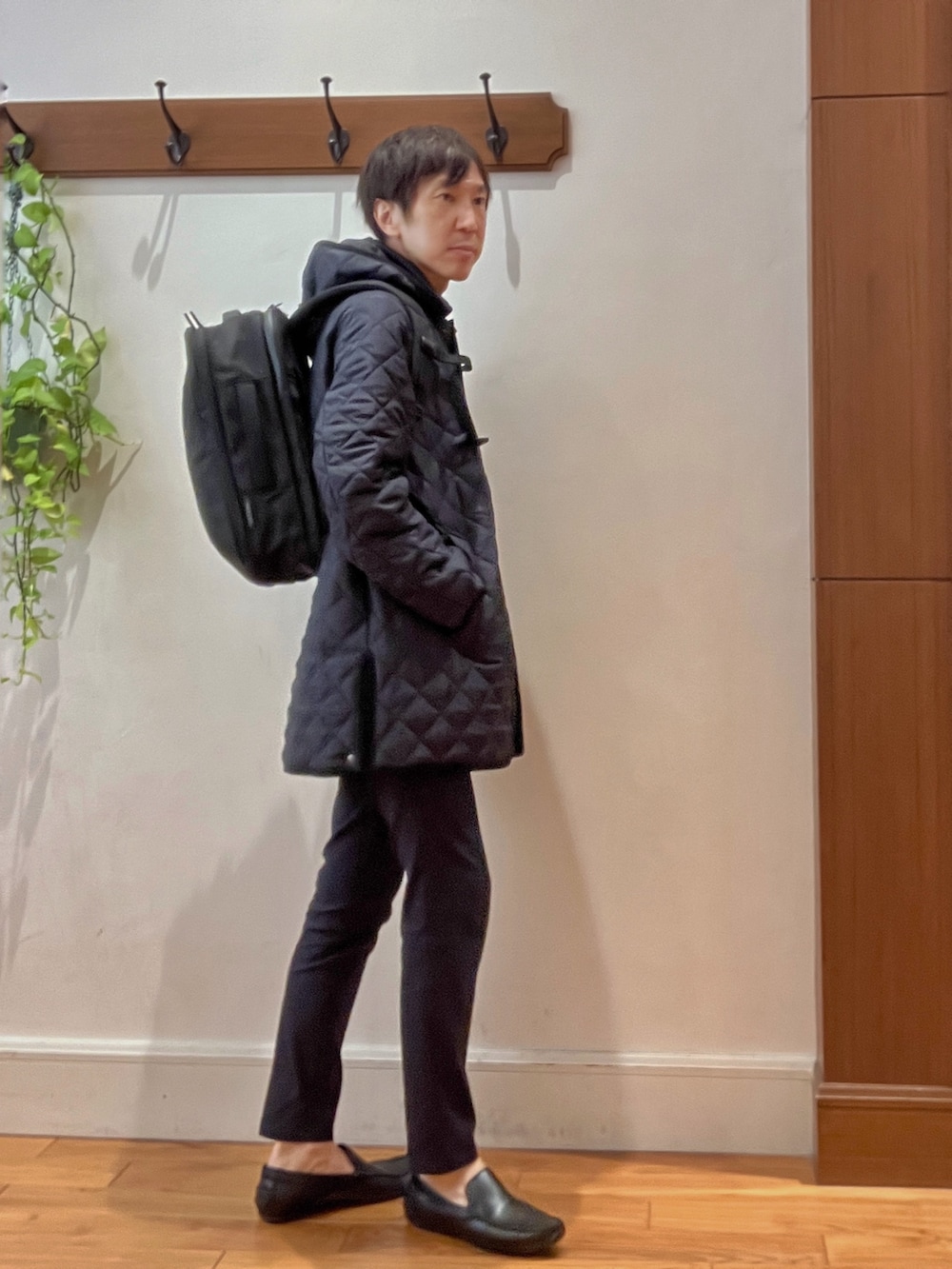 ブルー系のブルゾン、ブルー系のテーラードジャケット、ブルー系のその他パンツを着用したメンズの秋コーディネートの6枚目の写真