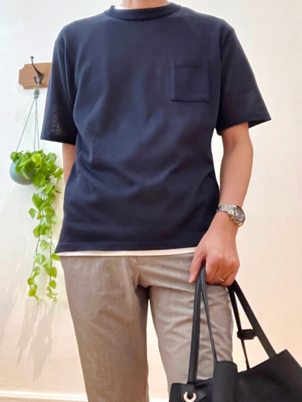 ベージュ系のその他パンツ、ブラック系のトートバッグ、グレー系のニット/セーターを着用したメンズの春コーディネートの6枚目の写真