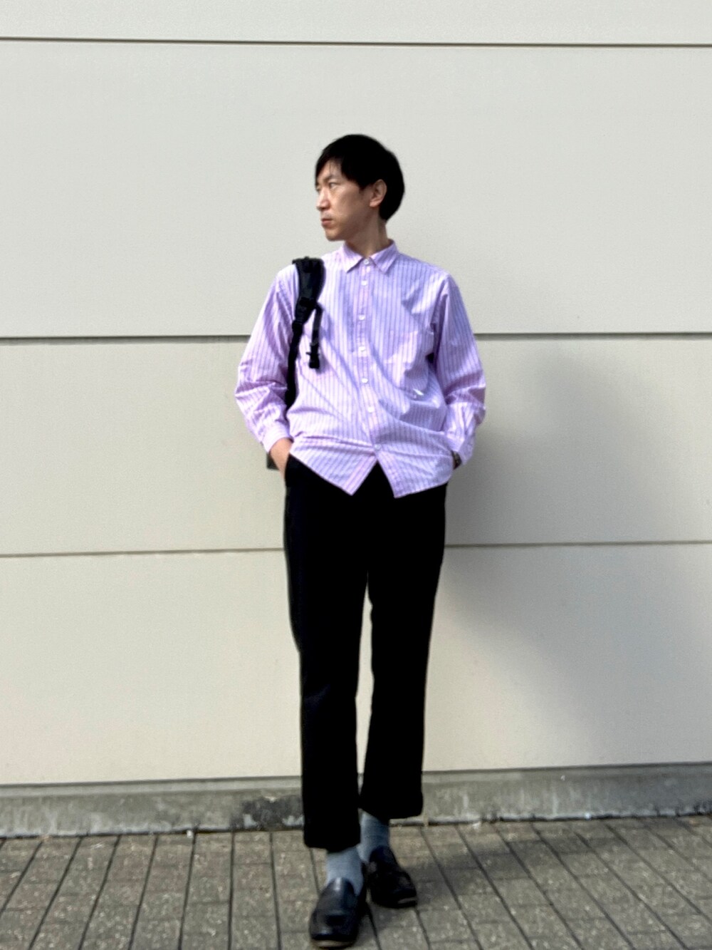 ピンク系のシャツ/ブラウス、ブラック系のバックパック/リュックを着用したメンズの冬コーディネートの2枚目の写真