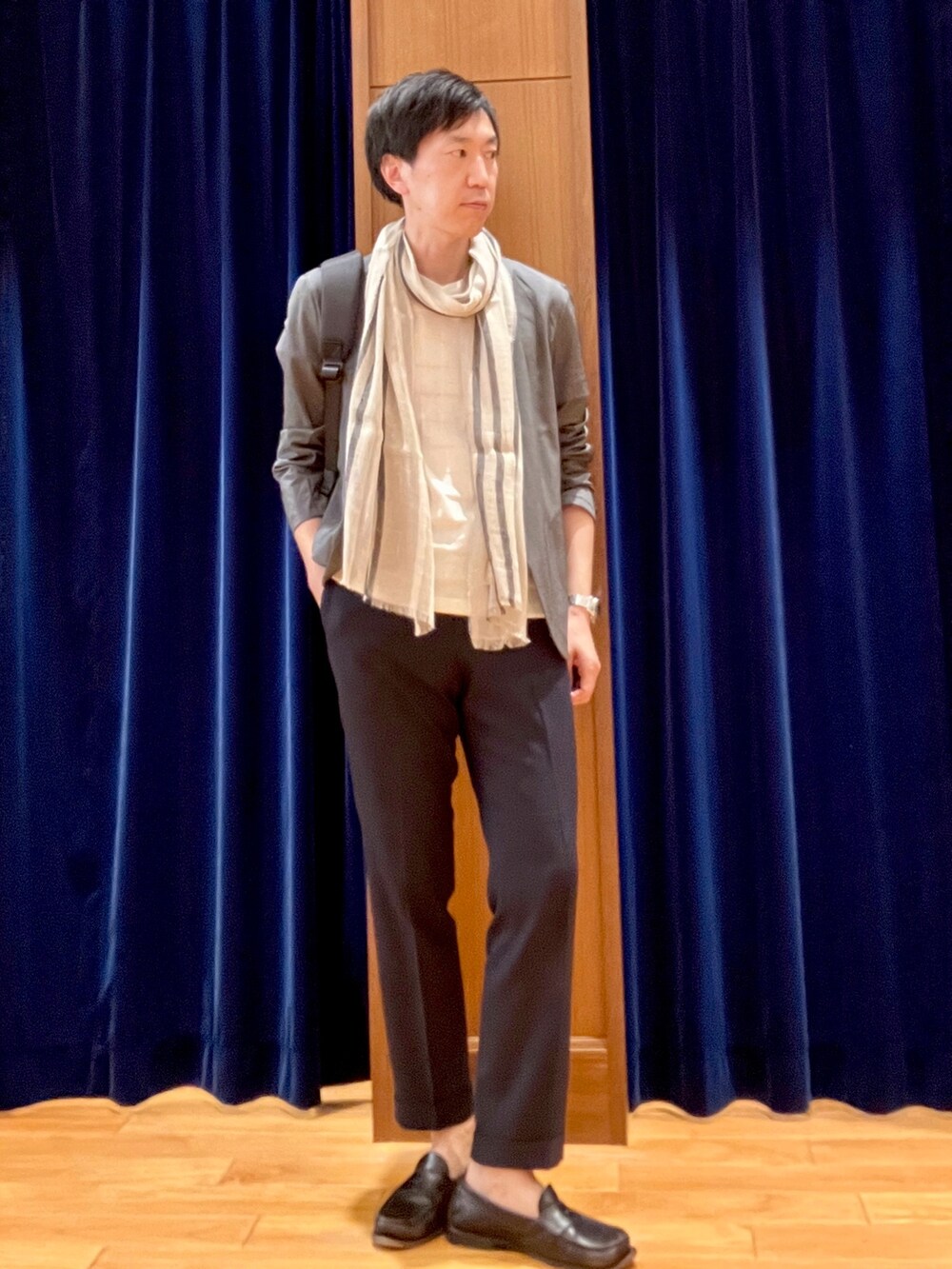 グレー系のノーカラージャケット、ホワイト系のTシャツ/カットソー、ブラック系のバックパック/リュックを着用したメンズの春コーディネートの3枚目の写真