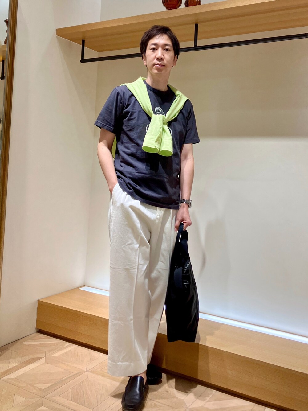 イエロー系のシャツ/ブラウス、グレー系のTシャツ/カットソー、ホワイト系のデニムパンツを着用したメンズの春コーディネートの5枚目の写真