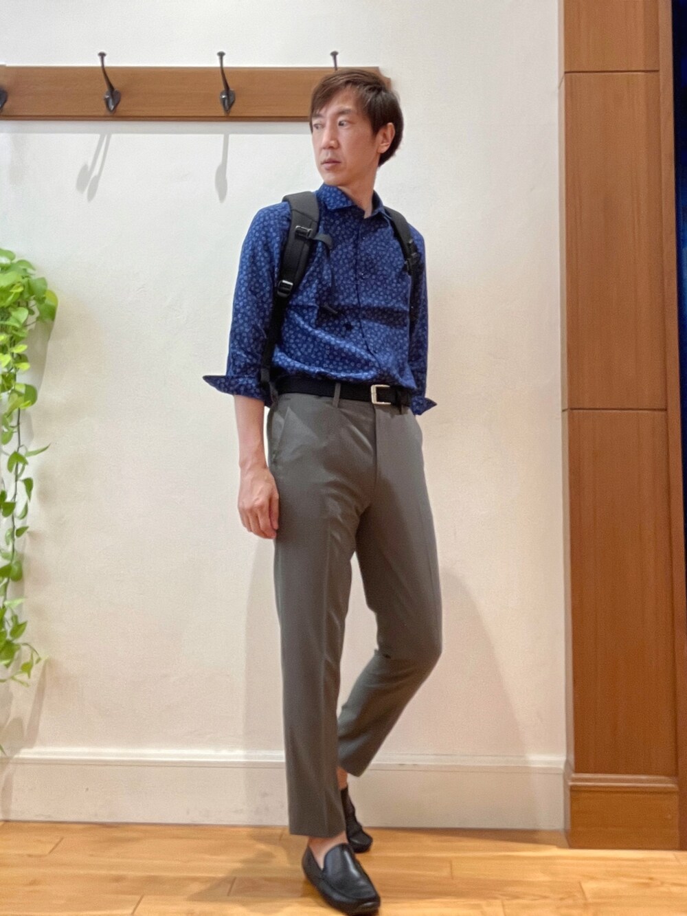 ブルー系のシャツ/ブラウス、ブラック系のバックパック/リュック、グレー系のその他パンツを着用したメンズの夏コーディネートの7枚目の写真