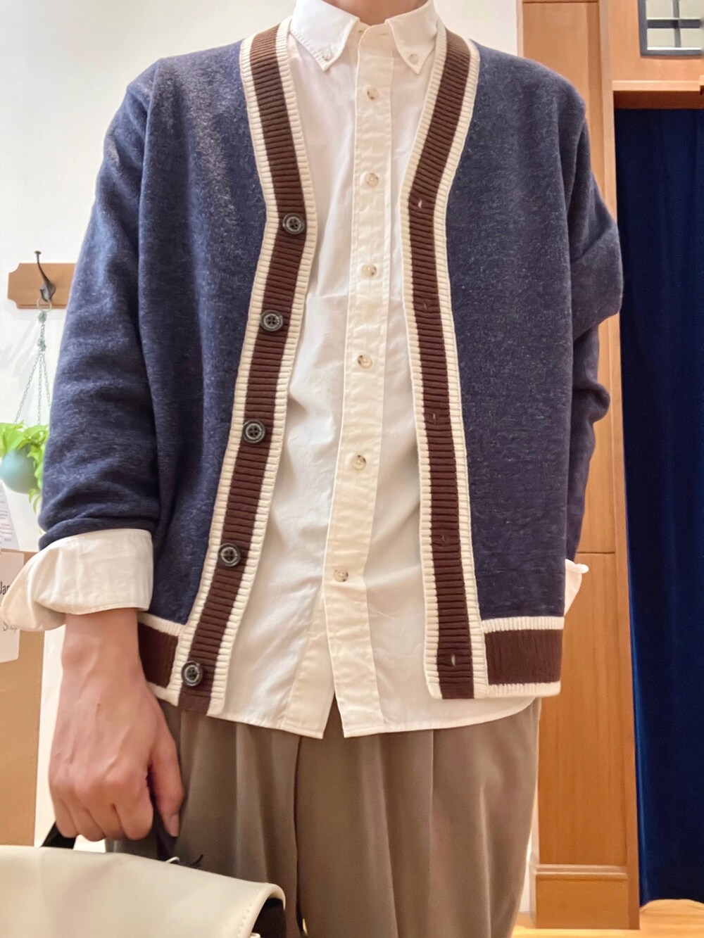 ホワイト系のシャツ/ブラウス、ブルー系のカーディガン/ボレロ、ベージュ系のその他パンツを着用したメンズの秋コーディネートの9枚目の写真