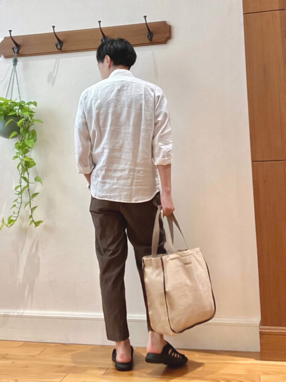 ホワイト系のシャツ/ブラウス、ブラウン系のその他パンツ、ブラック系のサンダルを着用したメンズの春コーディネートの5枚目の写真