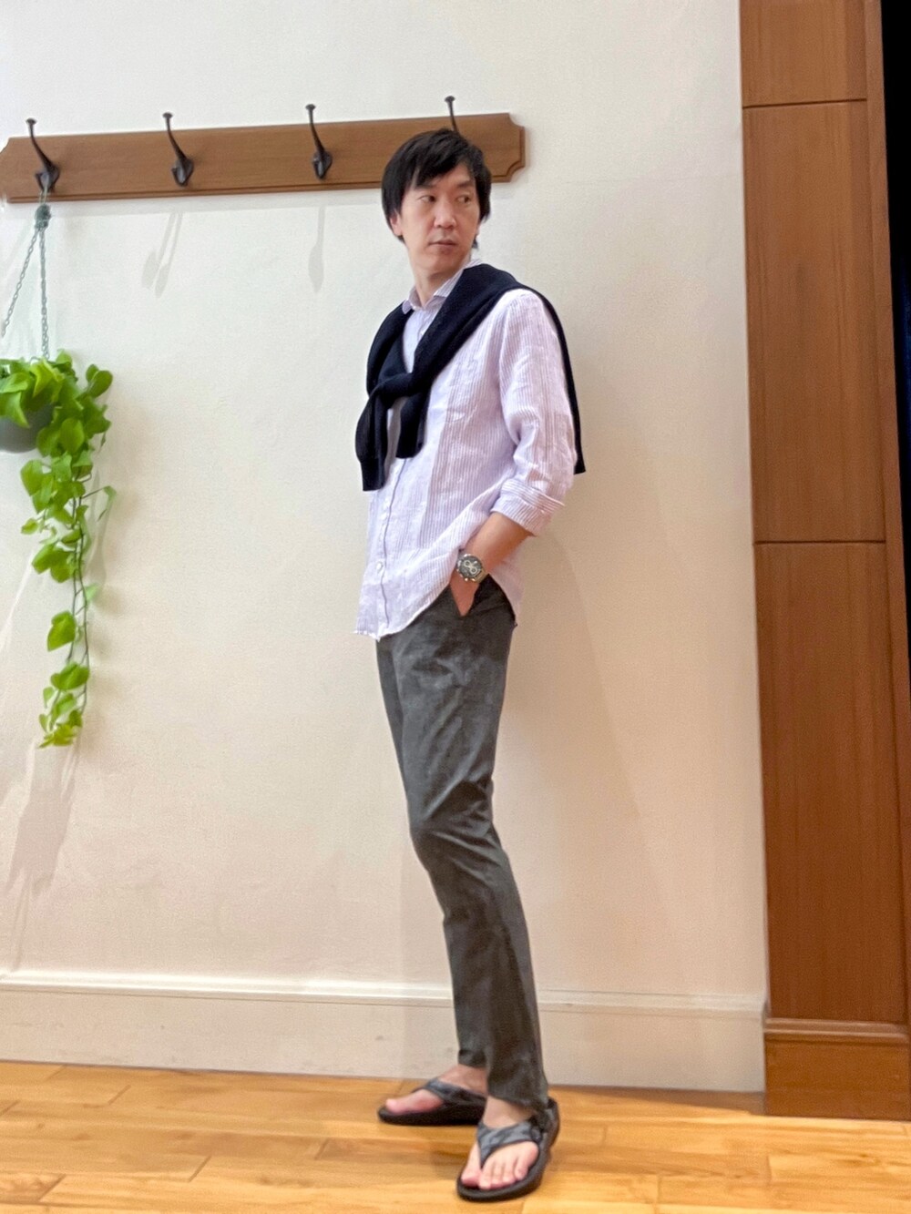 ブルー系のカーディガン/ボレロ、パープル系のシャツ/ブラウス、グレー系のその他パンツを着用したメンズの春コーディネートの6枚目の写真