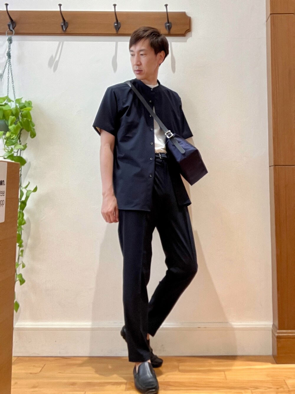 ブルー系のシャツ/ブラウス、ホワイト系のTシャツ/カットソー、ブルー系のショルダーバッグを着用したメンズの夏コーディネートの7枚目の写真