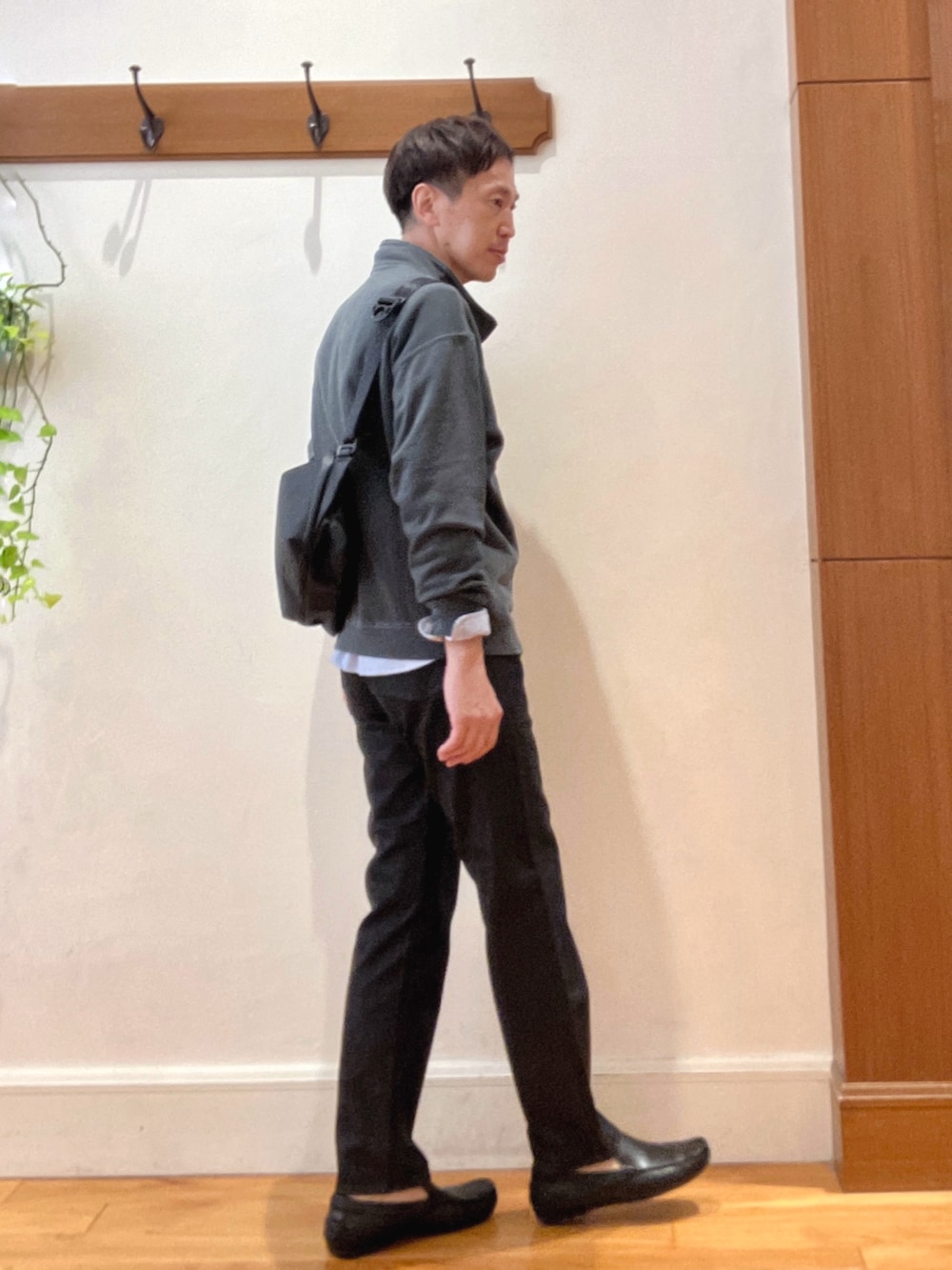 グレー系のスウェット、ブラック系のショルダーバッグ、ブルー系のシャツ/ブラウスを着用したメンズの秋コーディネートの6枚目の写真
