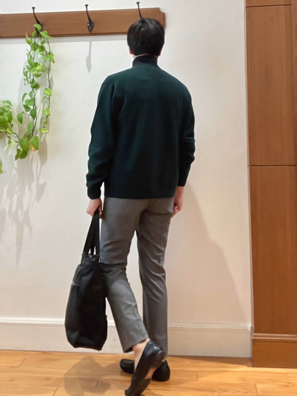 ブラック系のトートバッグ、グレー系のその他パンツ、ブラック系のTシャツ/カットソーを着用したメンズの秋コーディネートの5枚目の写真
