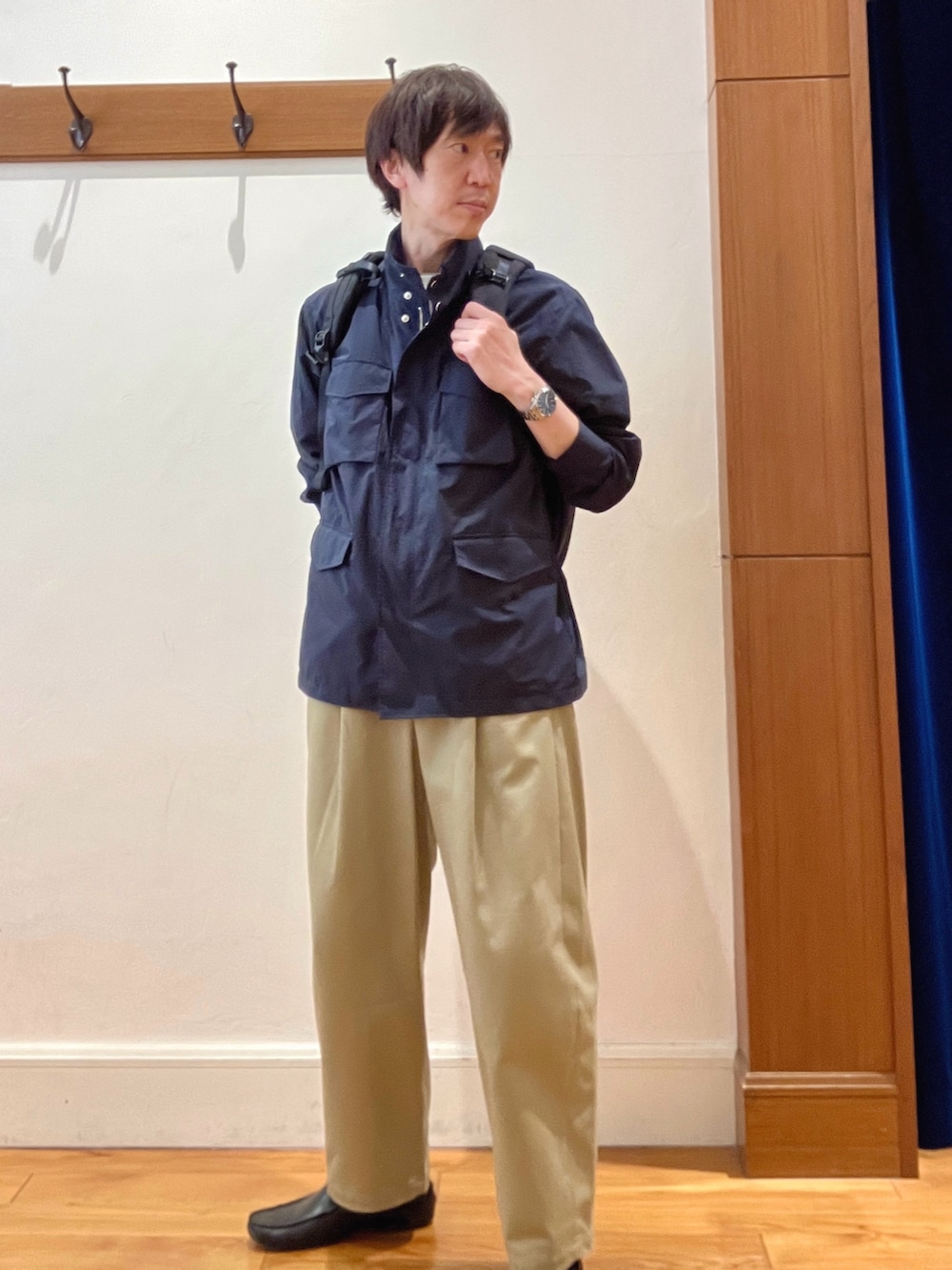 ブルー系のブルゾン、ホワイト系のTシャツ/カットソー、ブラック系のバックパック/リュックを着用したメンズの春コーディネートの8枚目の写真