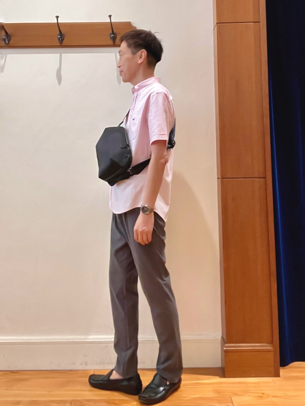 ピンク系のシャツ/ブラウス、ホワイト系のTシャツ/カットソー、ブラック系のショルダーバッグを着用したメンズの夏コーディネートの3枚目の写真