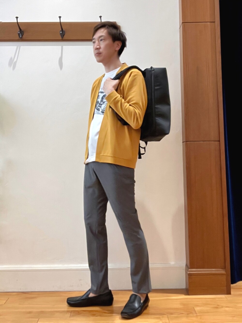 イエロー系のカーディガン/ボレロ、ホワイト系のTシャツ/カットソー、グレー系のその他パンツを着用したメンズの夏コーディネートの3枚目の写真