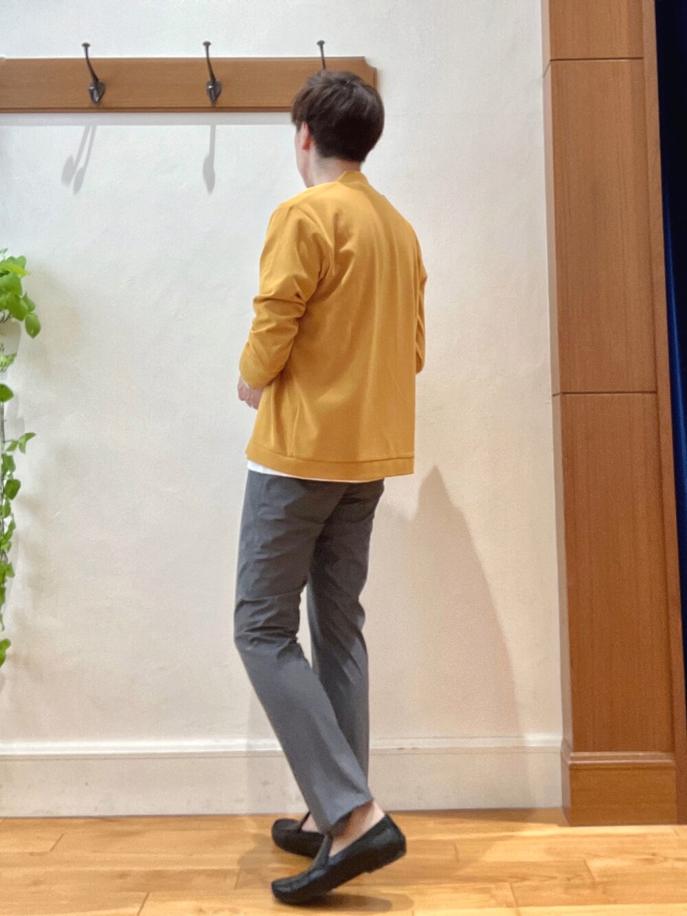 イエロー系のカーディガン/ボレロ、ホワイト系のTシャツ/カットソー、グレー系のその他パンツを着用したメンズの夏コーディネートの5枚目の写真