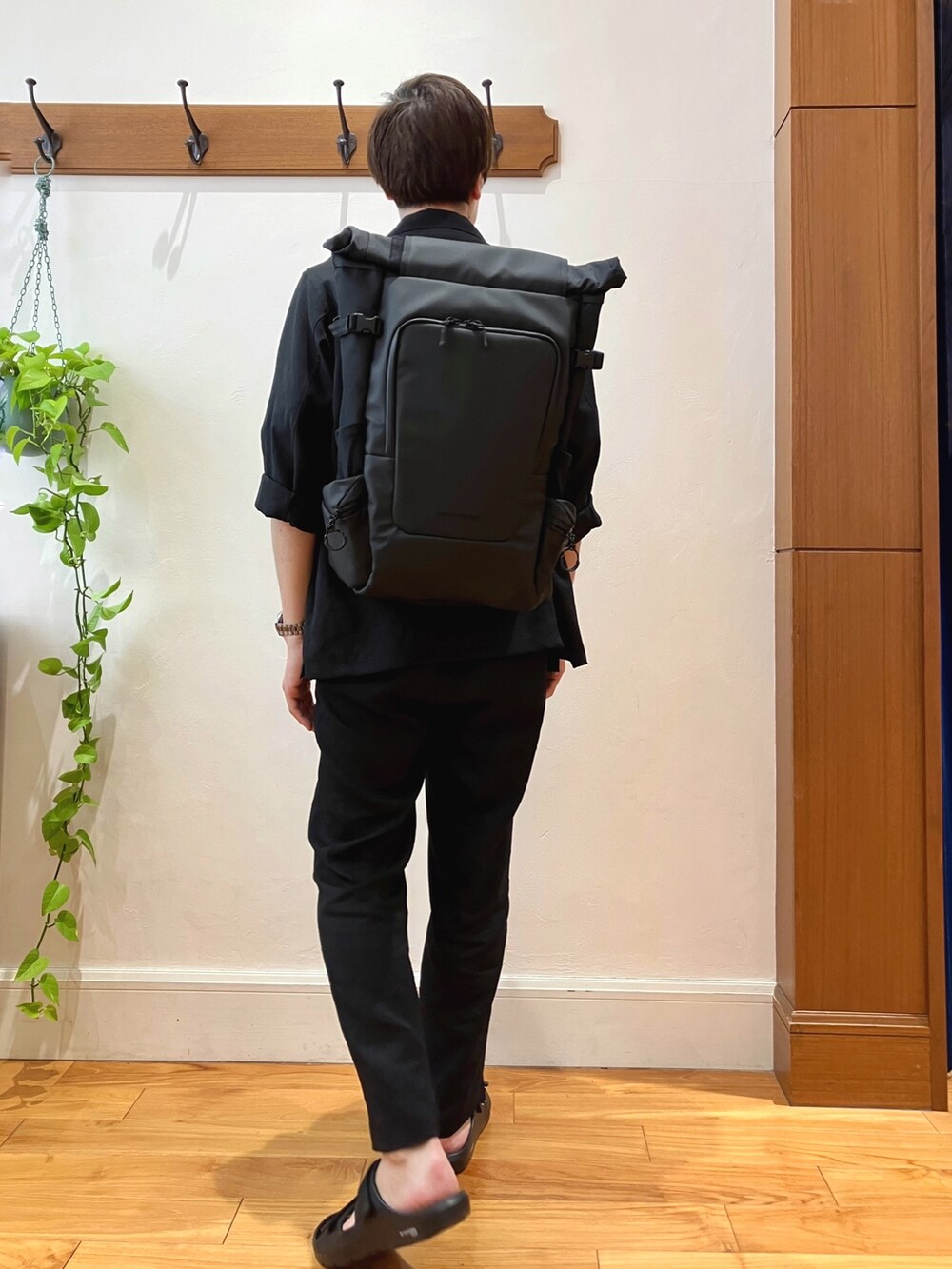 ブラック系のシャツ/ブラウス、ホワイト系のシャツ/ブラウス、ブラック系のその他パンツを着用したメンズの春コーディネートの5枚目の写真