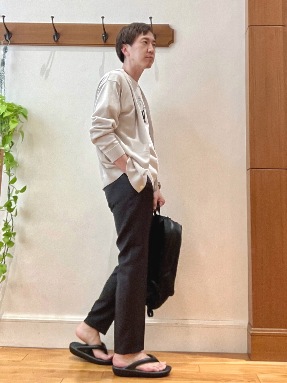 ホワイト系のTシャツ/カットソー、ベージュ系のカーディガン/ボレロ、グレー系のその他パンツを着用したメンズの春コーディネートの5枚目の写真