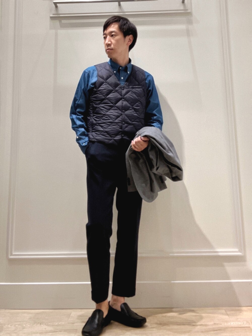 グレー系のテーラードジャケット、ブルー系のシャツ/ブラウス、ブラック系のトートバッグを着用したメンズの秋コーディネートの7枚目の写真