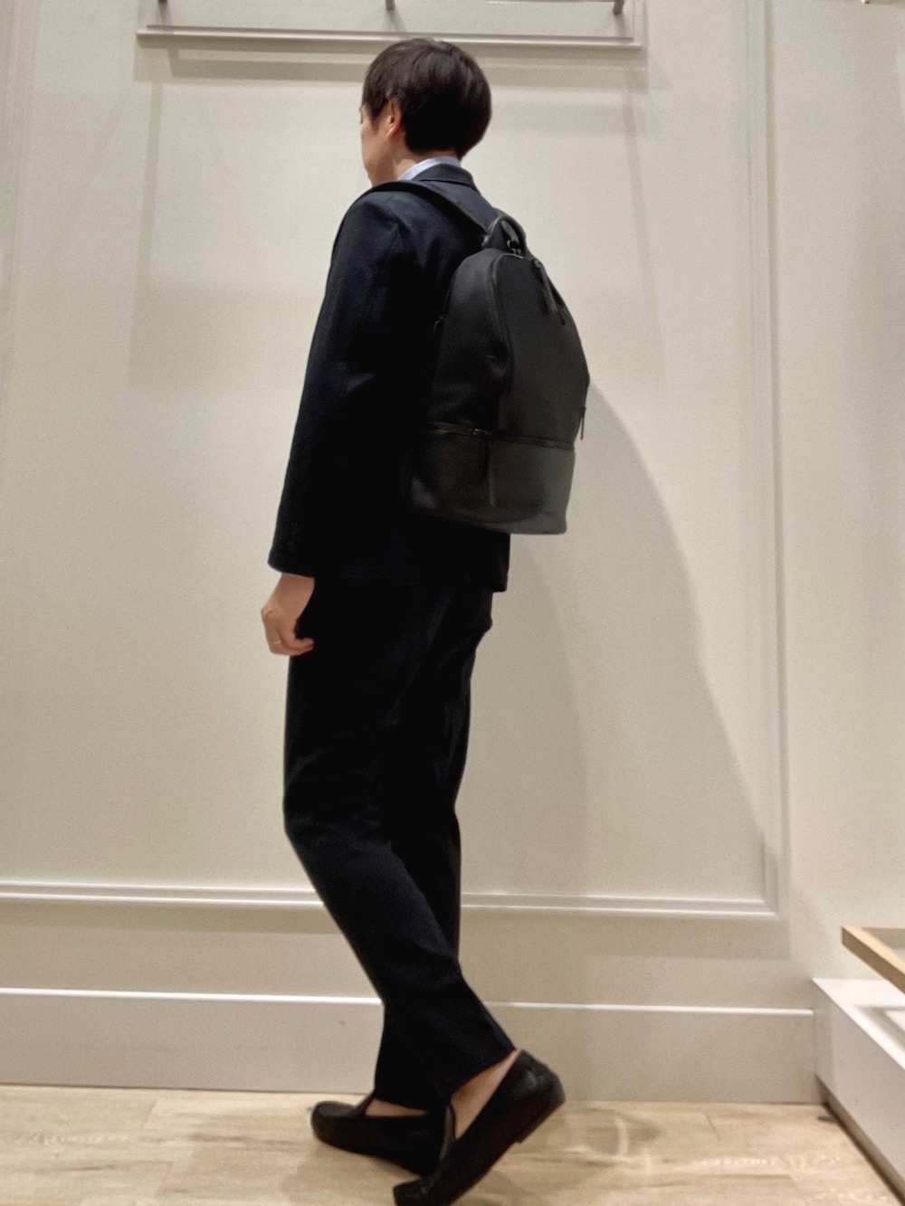 ブルー系のシャツ/ブラウス、ブルー系のテーラードジャケット、ブラック系のダウンベストを着用したメンズの秋コーディネートの5枚目の写真