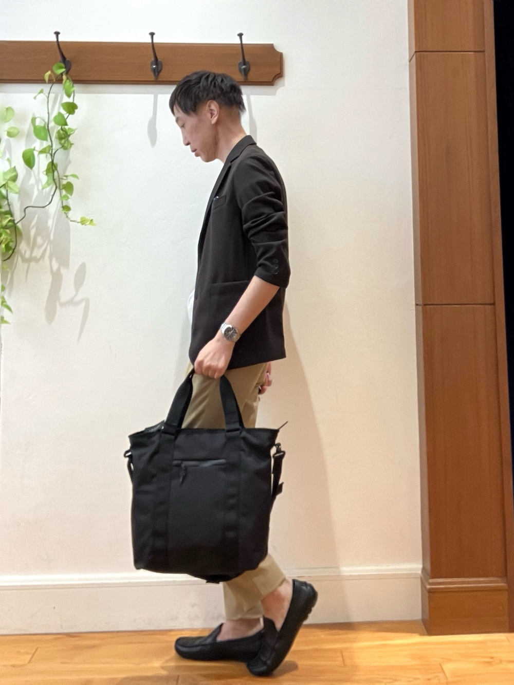 ブラウン系のテーラードジャケット、ホワイト系のTシャツ/カットソー、ベージュ系のチノパンツを着用したメンズの夏コーディネートの2枚目の写真