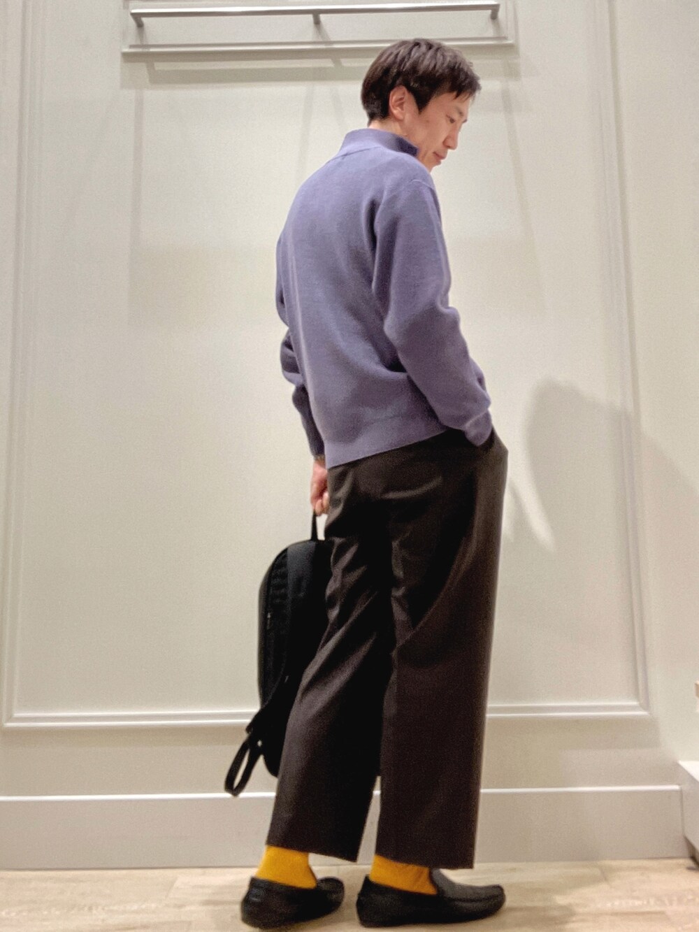 ブルー系のシャツ/ブラウス、ブルー系のニット/セーター、ブラック系のバックパック/リュックを着用したメンズの冬コーディネートの6枚目の写真